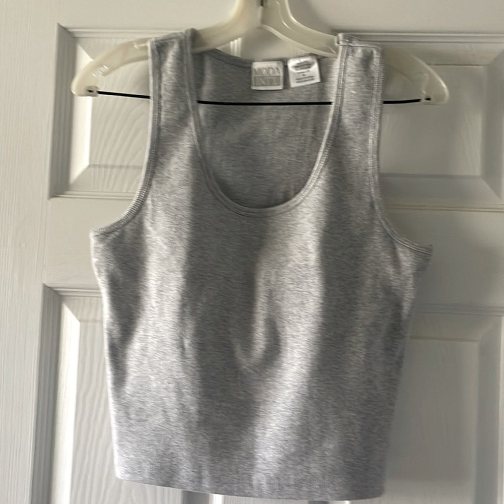 Victoria’s Secret gray sleeveless pullover in M. Shelf bra insert.Cotton/spandex